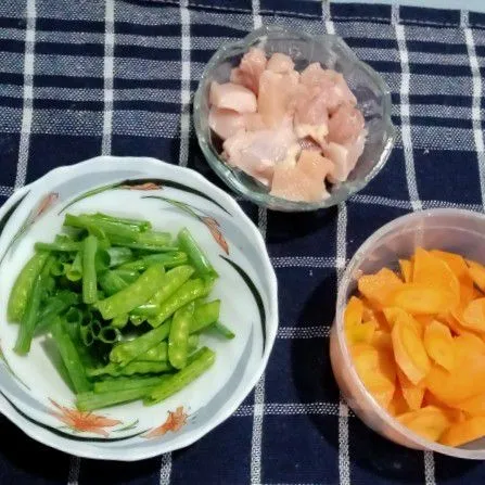 Cuci sayuran dan ayam