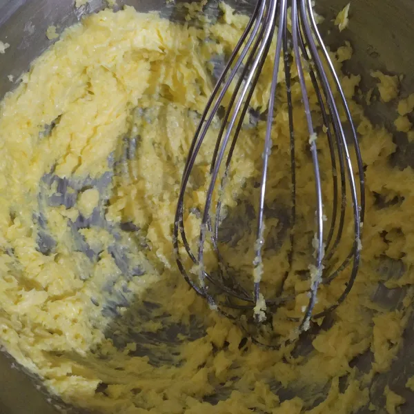 Aduk margarin beserta gula sampai rata. Gula disesuaikan dengan nangkanya (nangka yang saya pakai sudah sangat manis, jadi gulanya hanya sedikit saja)