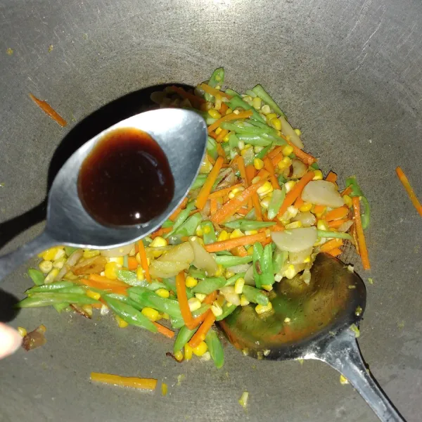 Tambahkan saus tiram, kemudian aduk hingga rata dan tunggu hingga sayuran matang