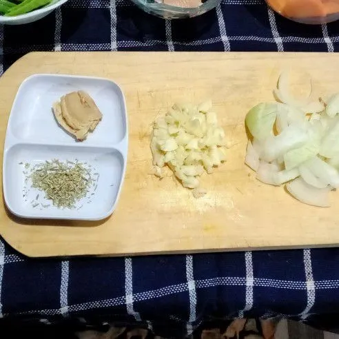 Cincang bawang bombai dan bawang putih