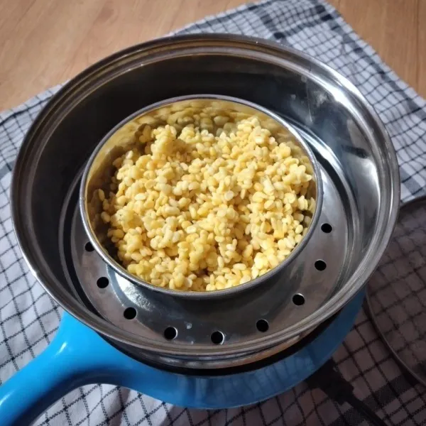 Cuci bersih kacang ijo kupas rendan sampai mekar tiriskan ,kukus sampai matang.