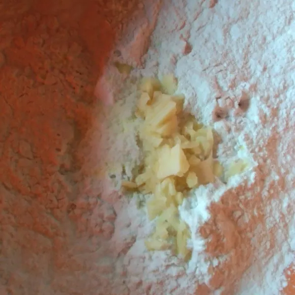 Dalam wadah campur tepung tapioka, garam, merica bubuk, kaldu jamur, dan bawang putih cacah. Aduk rata