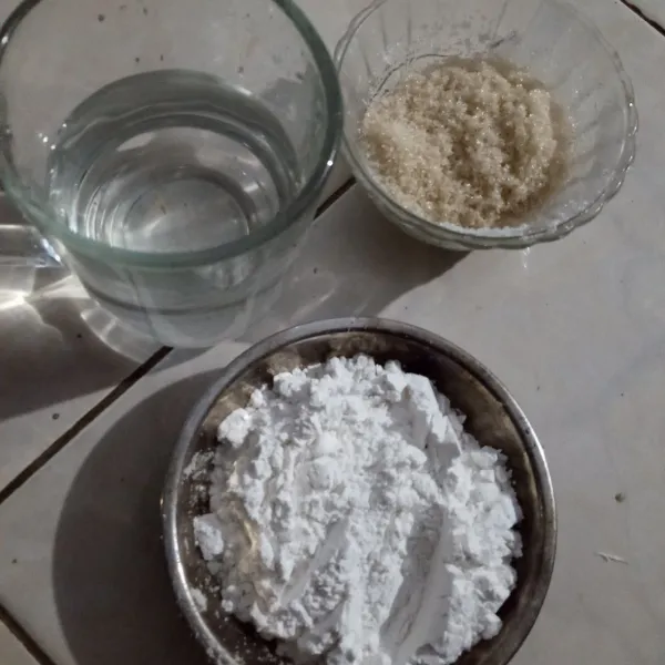 Bahan kulit campukan tepung ketan gula danair.