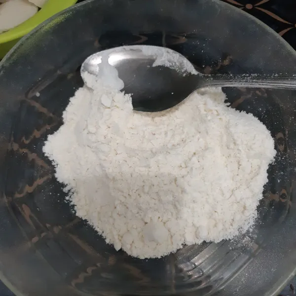 Masukkan tepung terigu, maizena, garam, lada, bawang putih, baking powder, ketumbar dan bubuk kayu manis. Aduk hingga rata.