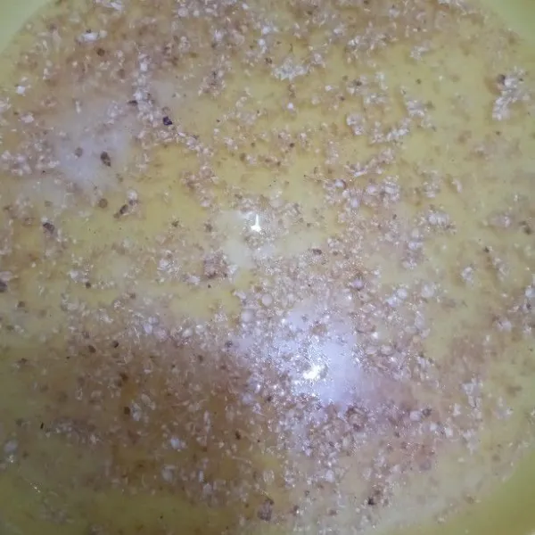 Dalam piring, buat bumbu perendam tempe. Bawang putih bubuk, garam, penyedap rasa dan ketumbar, beri sedikit air, aduk rata.