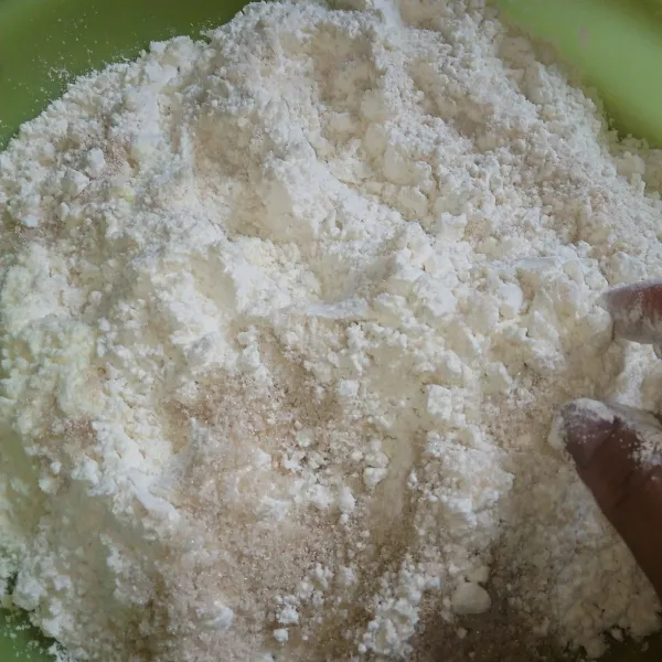 Membuat bak paosiapkan wadah masukan tepung terigu gula ragi insta aduk rata.