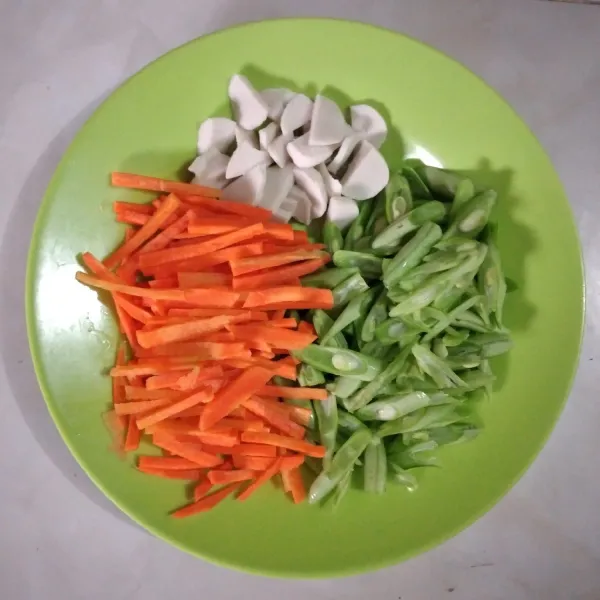 Potong-potong wortel, buncis, dan bakso ikan