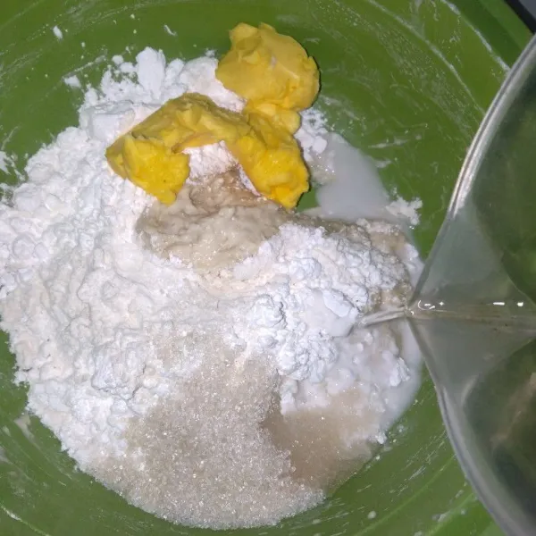 Campur bahan pre ferment dengan bahan dough.