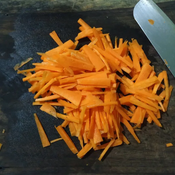 Potong wortel seperti korek api tipis aja.