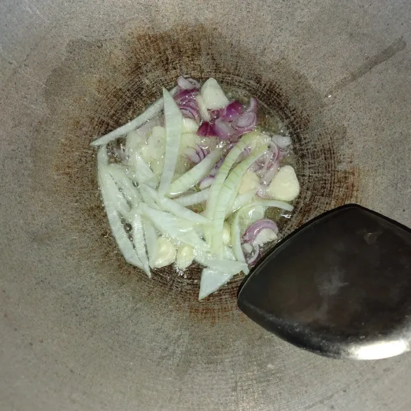 Tumis bawang putih, bawang merah, dan bawang bombay hingga layu dan harum