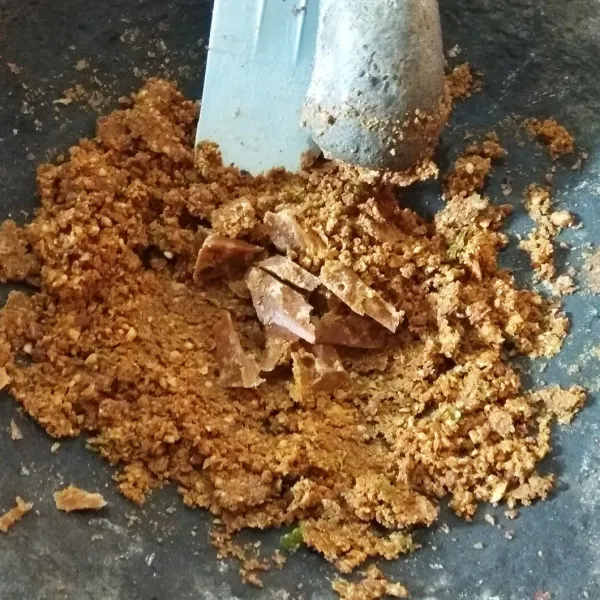 Masukkan gula merah. Ulek lagi sampai gula merah hancur dan halus.