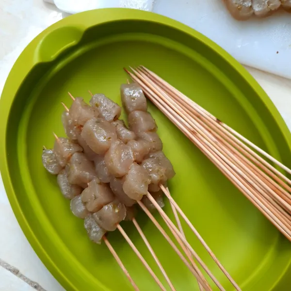 Setelah matang, potong dadu atau sesuai selera. Kemudian tusuk dengan tusuk sate, sisihkan