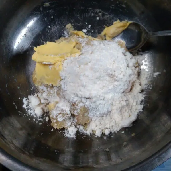 Tambahkan tepung terigu, gula halus, margarin, vanili, dan garam. Aduk sampai tercampur rata.