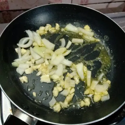 Tumis bawang putih dan bawang bombai dengan 1 sdm margarine dan 1 sdm minyak wijen. Tambahkan pala dan lada