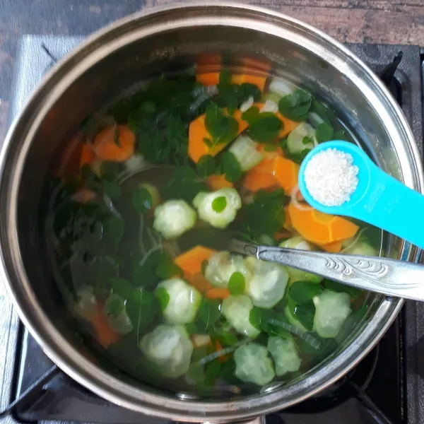 Masukkan garam dan gula pasir, cek rasa lalu matikan api.