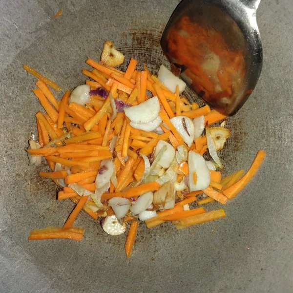 Tambahkan wortel, kemudian masak hingga agak layu