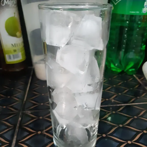 Susun es batu kedalam gelas