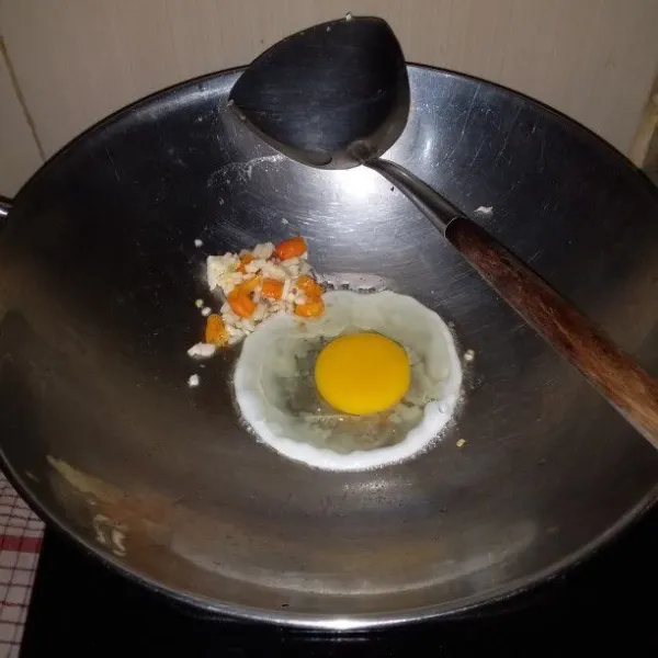 Masukkan telur kemudian orak-arik.