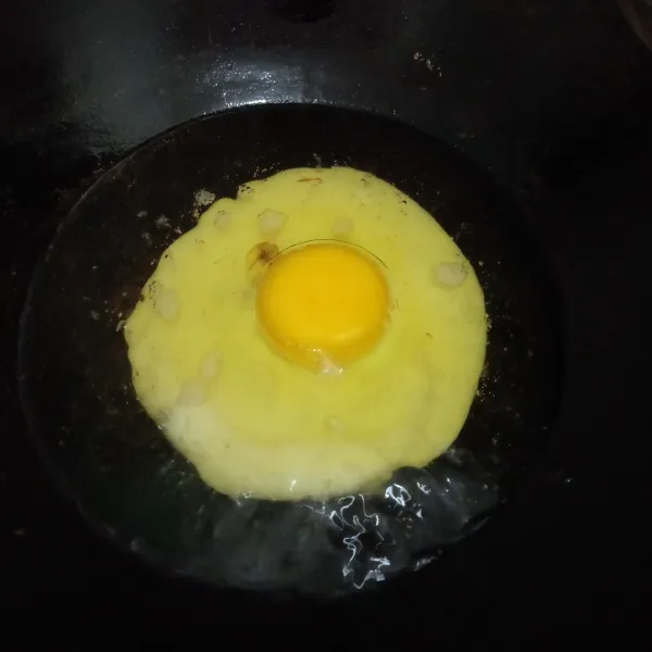 Goreng telur hingga matang