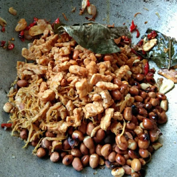 Masukkan kacang tanah sangrai, tempe goreng dan teri goreng aduk hingga rata.