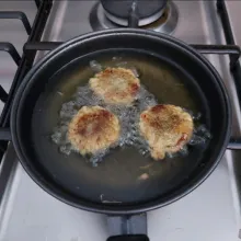 Goreng sampai matang. Angkat dan tiriskan.