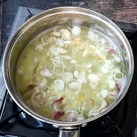 Didihkan air lalu masukkan temu kunci dan bawang merah, kecilkan api lalu rebus hingga aroma bumbunya keluar.
