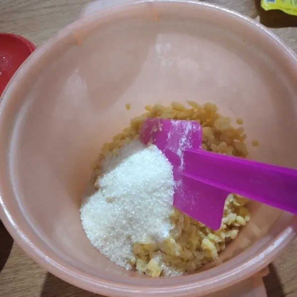 Campur Kacang ijo yang sudah di kukus ,gula pasir , garam aduk rata.