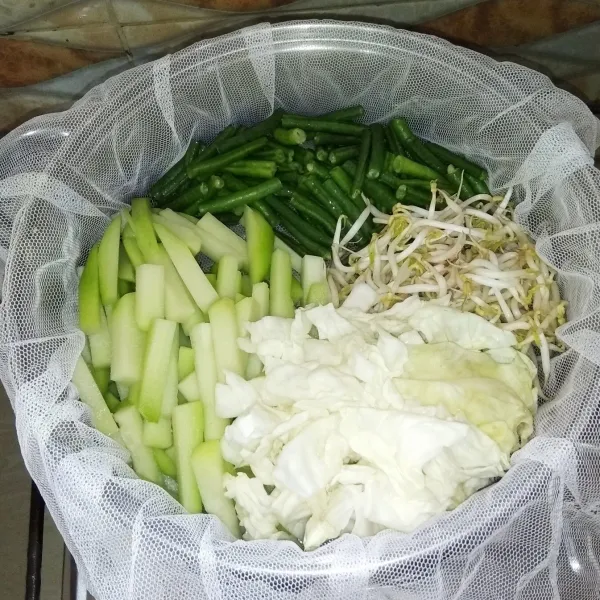 Panaskan kukusan. Masukkan semua sayuran. Angkat sayuran secara bertahap, sesuai tingkat kematangannya. Pertama, angkat tauge dan kol. Lalu angkat kacang panjang dan terakhir angkat labu siamnya.