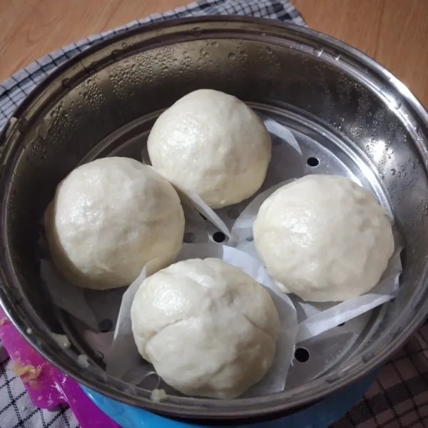 Kukus bakpau yang sudah mengembang sampai matang.