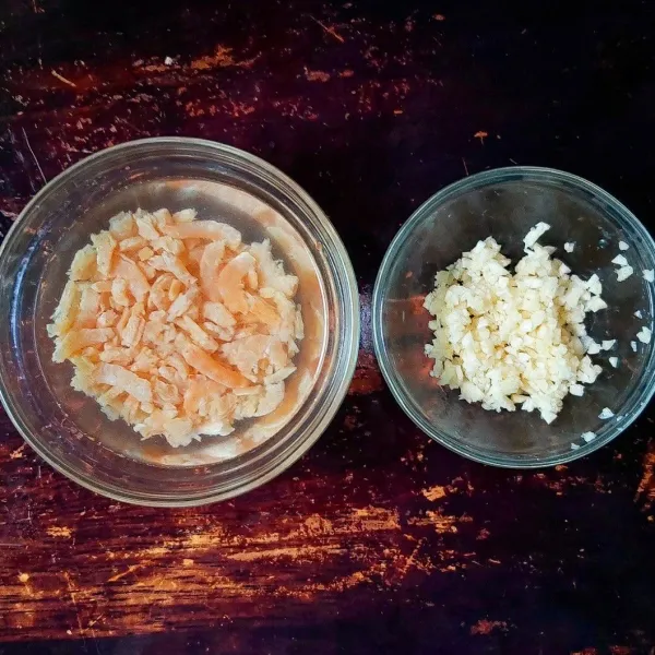 Persiapkan ebi dan bawang putih