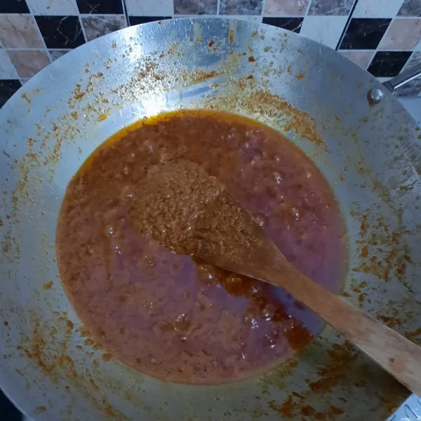 Tumis dan tambahkan air secukupnya. Tambahkan gula, garam, dan kecap manis. Koreksi rasa, masak hingga sedikit mengental