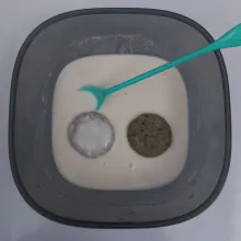 Campur dan aduk rata semua bahan pelapis. Celupkan lempengan kacang hijau ke adonan terigu sampai rata.