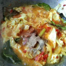 Tambahkan garam, gula merah, merica bubuk, ketumbar bubuk, dan kaldu jamur. Aduk rata tambahkan air