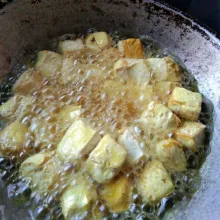 Goreng tahu hingga berkulit, angkat dan tiriskan