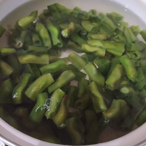 Bersihkan dan potong-potong kacang koro. Kemudian dalam panci tambahkan air, masukkan kacang koro dan rebus sampai empuk. Matikan kompor sisihkan.