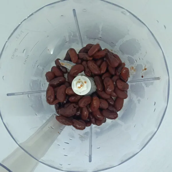 Hancurkan kacang merah hingga halus atau sesuai selera.
