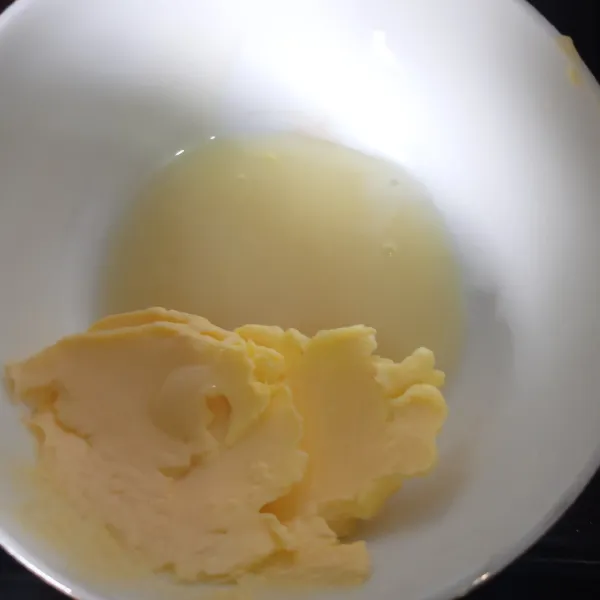 Campur margarin/mentega hingga rata