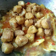 Masukkan tahu goreng, aduk rata