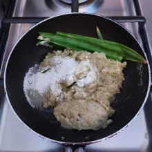 Masak jadi satu ampas kacang hijau, gula, garam, dan pandan sampai airnya asat dan adonan bisa dipulung.