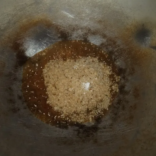 Membuat isian siapkan wajan masukan gula merah dan air.masak sampai gula luntur .masukan kacang tanahaduk rata masak dengan api kecil sambil di aduk sampai gula melekat.