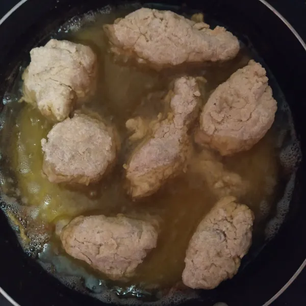 Untuk buat ayam beri marinasi lalu balur ke tepung dan goreng, tiriskan.