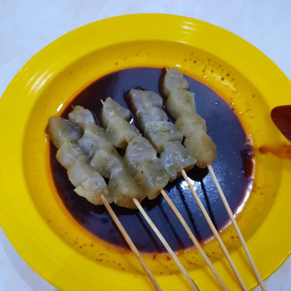 Ambil satu sendok makan bumbu. Tambahkan kecap manis dan air secukupnya, oleskan pada sate kanji hingga meresap
