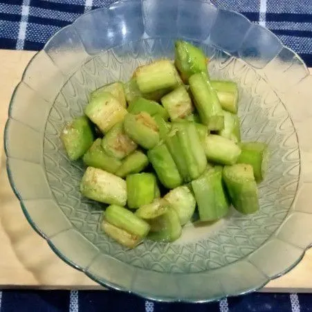 Potong terong, lalu goreng sebentar dan tiriskan