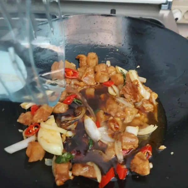 Masukkan ayam dan bumbu saus, aduk rata. Tambahkan sedikit air, aduk-aduk hingga ayam matang dan saus meresap.