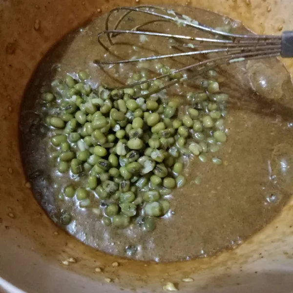 Masukkan kacang hijau rebus, aduk rata.
