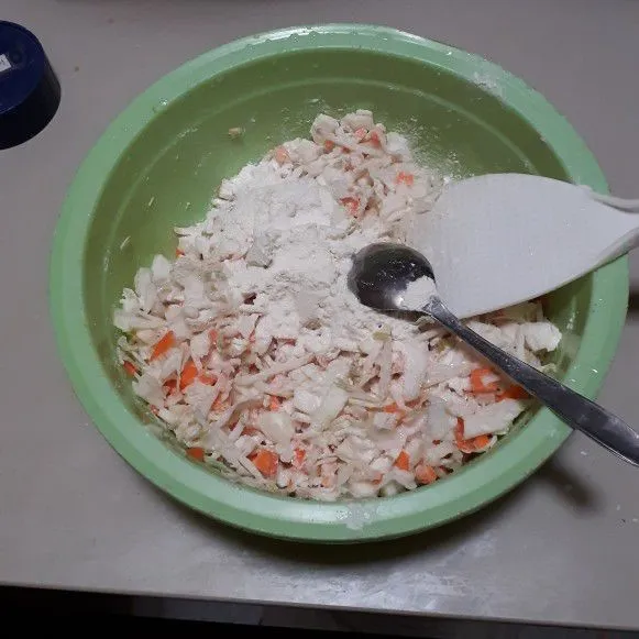 Tambahkan tepung terigu, tepung beras, dan tepung tapioka