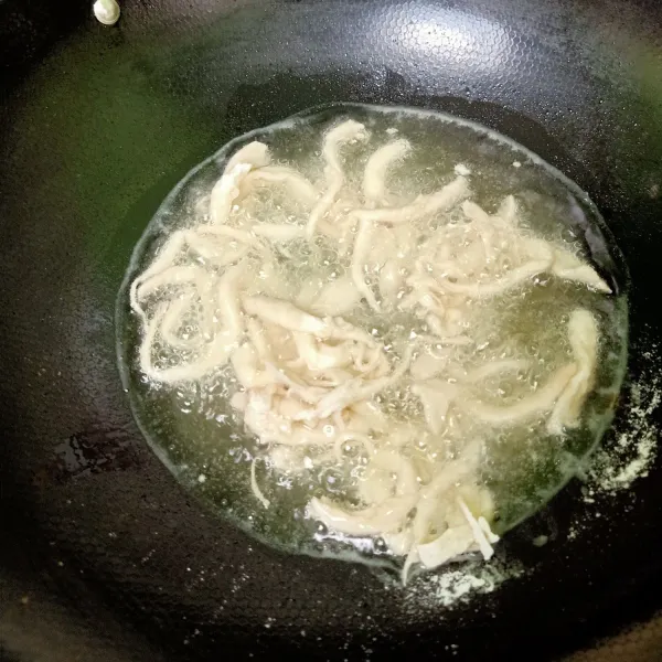 Goreng diminyak panas sampai warna coklat keemasan