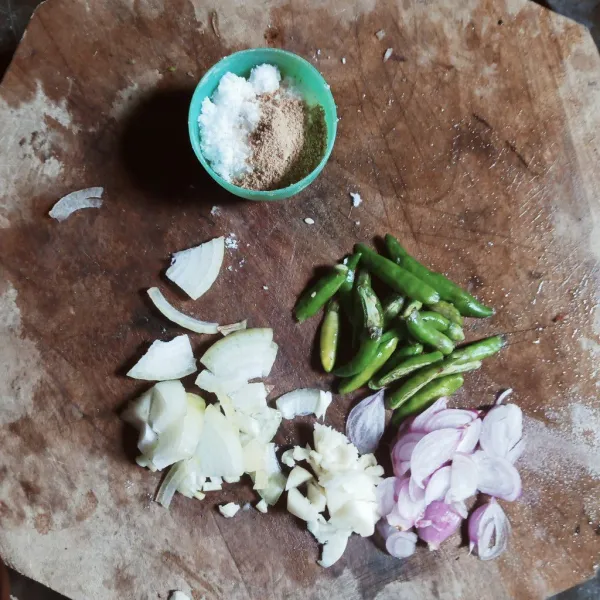 Siapkan tatakan lalu iris bawang merah, bawang putih, bawang bombai, dan cabai