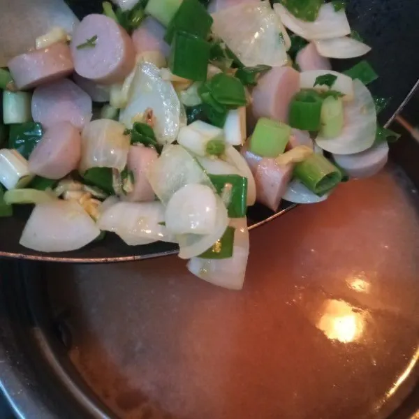 Masukkan tumisan bawang ke dalam sayur, tambahkan garam, gula, merica bubuk dan penyedap rasa. Tes rasa laulu masak hingga mendidih. Matikan api dan sajikan.