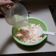 Beri air sedikit demi sedikit sambil diaduk